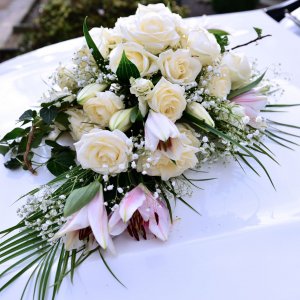 Svatební květiny na auto z bílých růží,lilií a gypsophily