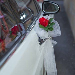 Svatební květiny na auto z červené růže