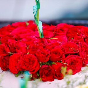 Svatební květiny na auto z červených růží