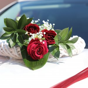 Svatební květiny na auto z růží, gypsophily a ruskusu