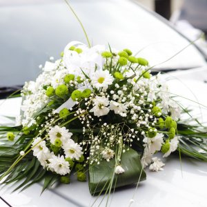 Svatební květiny na auto z chryzantém a gypsophily