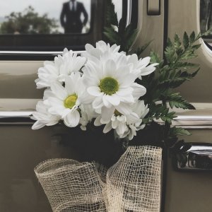 Svatební květiny na auto z chryzantémy a arachniodesu