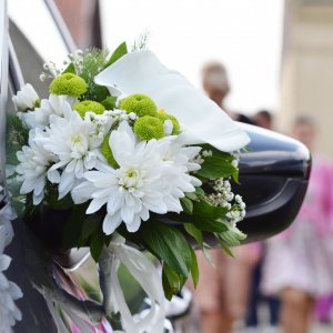 Svatební květiny na auto z chryzantémy a gypsophily