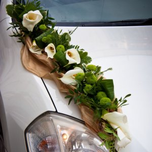Svatební květiny na auto z chryzantémy, kaly a eucalyptu