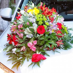 Svatební květiny na auto z chryzantémy, růží, gypsophily a ruskusu