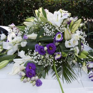 Svatební květiny na auto z eustomy, lilií, růží a gypsophily