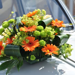 Svatební květiny na auto z gerber a chryzantém