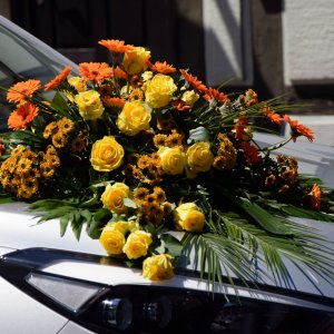 Svatební květiny na auto z růží a gerber