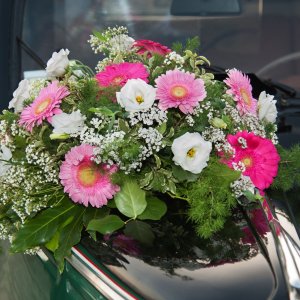 Svatební květiny na auto z gerbger, eustomy a gypsophily