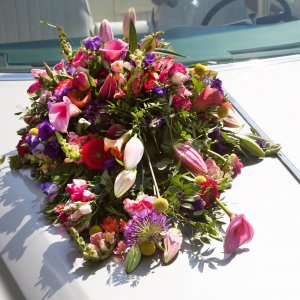 Svatební květiny na auto z gerber, lilií, kal, frézií a eucalyptu