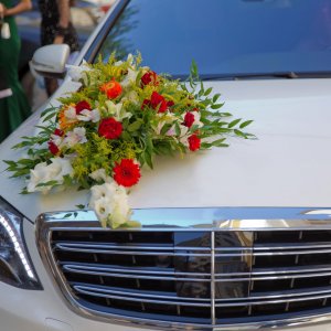 Svatební květiny na auto z gerber, mečíku a ruskusu