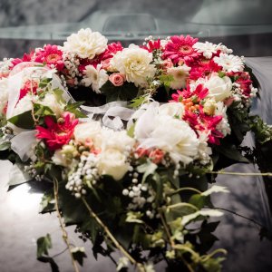 Svatební květiny na auto z gerber, růží a gypsophily