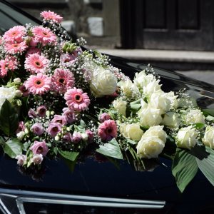 Svatební květiny na auto z růží, gerber, eustomy a gypsophily