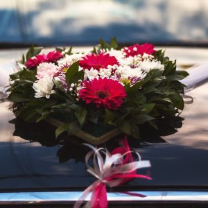 Svatební květiny na auto z gerbery, chryzantémy, gypsophily a ruskusu
