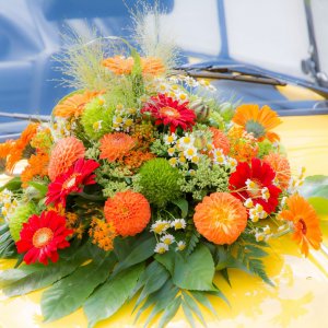 Svatební květiny na auto z gerbery, chryzantémy a arachniodesu