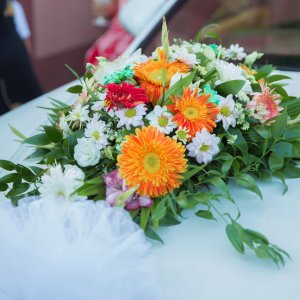 Svatební květiny na auto z gerbery, chryzantémy a ruskusu
