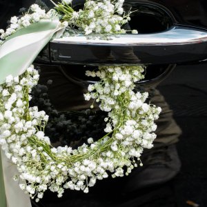 Svatební květiny na auto z gypsophily