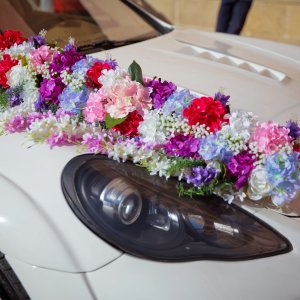 Svatební květiny na auto z hortenzie a gypsophily
