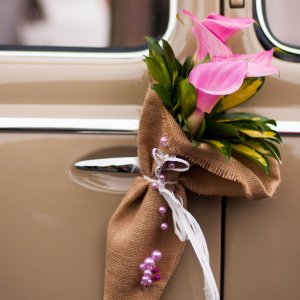 Svatební květiny na auto z kaly