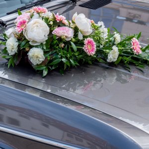 Svatební květiny na auto z karafiátu, gerbery, růží a eucalyptu