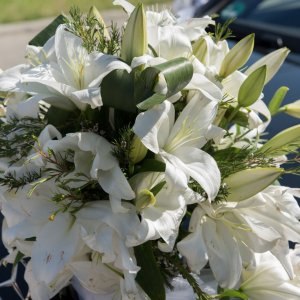 Svatební květiny na auto z lilií