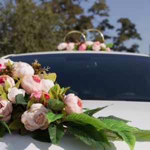 Svatební květiny na auto z pivoněk