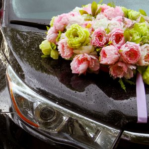 Svatební květiny na auto z pinoněk