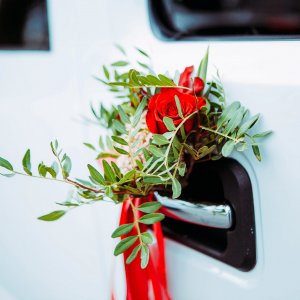 Svatební květiny na auto z růže a eucalyptu