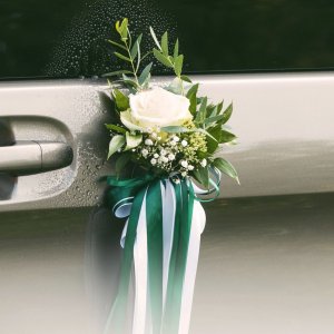 Svatební květiny na auto z růže, gypsophily a eucalyptu