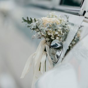 Svatební květiny na auto z růží, gypsophily a senecio maritima