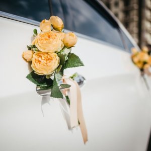 Svatební květiny na auto z růží 