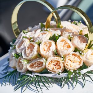 Svatební květiny na auto z růží