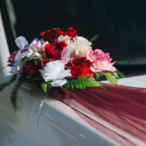 Svatební květiny na auto z růží a arachniodesu