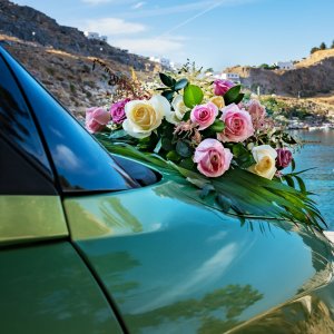 Svatební květiny na auto z růží a astilbe