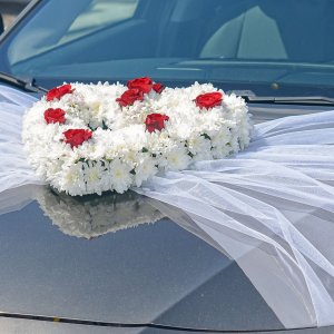 Svatební květiny na auto z růží a chryzantém