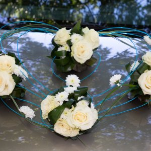Svatební květiny na auto z růží a chryzantémy 