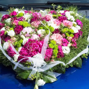 Svatební květiny na auto z růží a chryzantémy