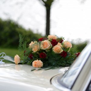 Svatební květiny na auto z růží a eucalyptu