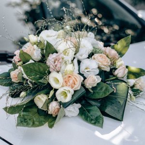Svatební květiny na auto z růží a eustomy