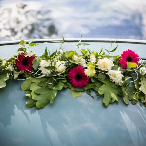 Svatební květiny na auto z růží a gerber