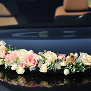 Svatební květiny na auto z růží a gypsophily 