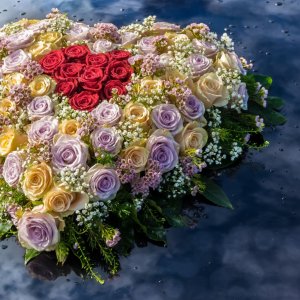 Svatební květiny na auto z růží a gypsophily