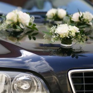 Svatební květiny na auto z růží, a gypsophily