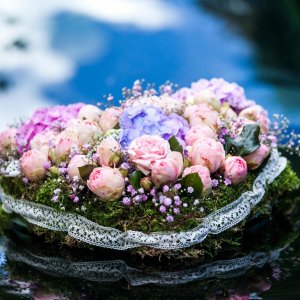 Svatební květiny na auto z růží a hortenzie