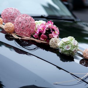 Svatební květiny na auto z růží a orchidejí