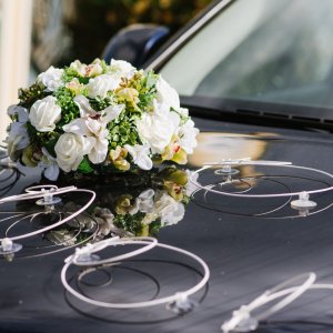  Svatební květiny na auto z růží a orchidejí