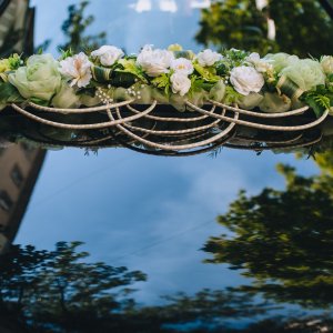 Svatební květiny na auto z růží, arachniodesu a gypsophily