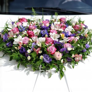 Svatební květiny na auto z růží, arachniodesu, lilií a ruskusu