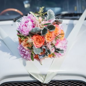 Svatební květiny na auto z růží, astilbe a pivoněk