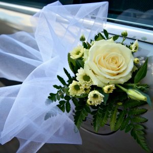 Svatební květiny na auto z růží, chryzantemy a arachniodesu